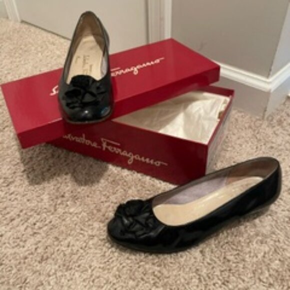 Salvatore Ferragamo Black Patent Leather with Adorable Bow - Picture 1 of 1